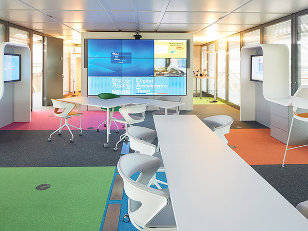 Line array speakers in Nestle's colourful meeting room create speech intelligibility despite sound-reflecting glass walls