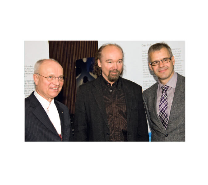 Udo Borgmann during the award ceremony of the Technology Transfer Award 2012, framed by two gentlemen on the right and left.