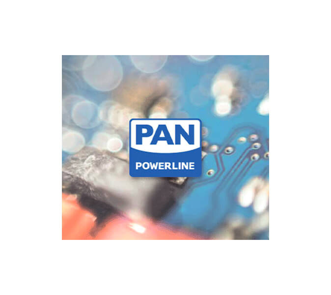Logo der Pan Powerline Serie. Im Hintergrund die verschwommene Ansicht einer Platine.
