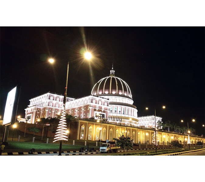 Das Parlamentsgebäude von Angola von außen bei Nacht.
