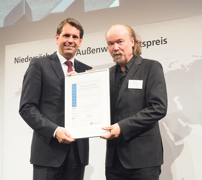 The Minister for Economic Affairs in Lower Saxony, Olaf Lies, presents Udo Borgmann, founder and Managing Director of Pan Acoustics GmbH, with the nomination certificate for the Lower Saxony Foreign Trade Award 2017 at the Hannover Messe.