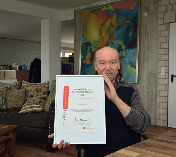 Udo Borgmann, Geschäftsführer von Pan Acoustics, zeigt die Nominierungsurkunde für den Außenwirtschaftspreis 2020.