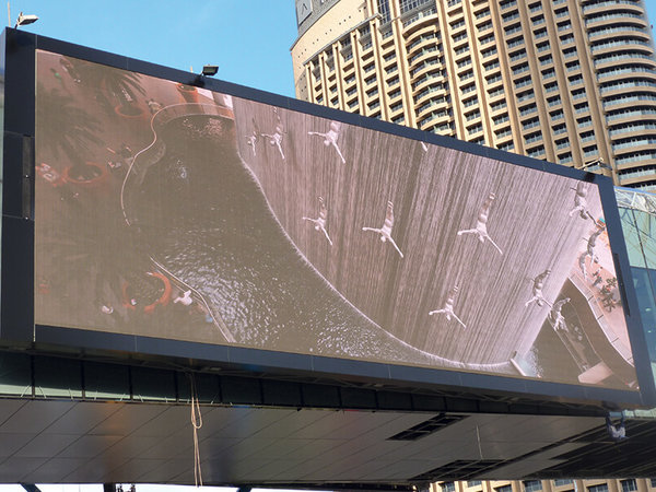 Auf einem großen Screen in Dubai sind rechts und links wetterfest Lautsprecher verbaut, die man bei der Bildschirmdiagonale kaum erkennen kann.