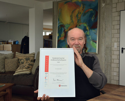 Udo Borgmann, Geschäftsführer von Pan Acoustics, zeigt die Nominierungsurkunde für den Außenwirtschaftspreis 2020.