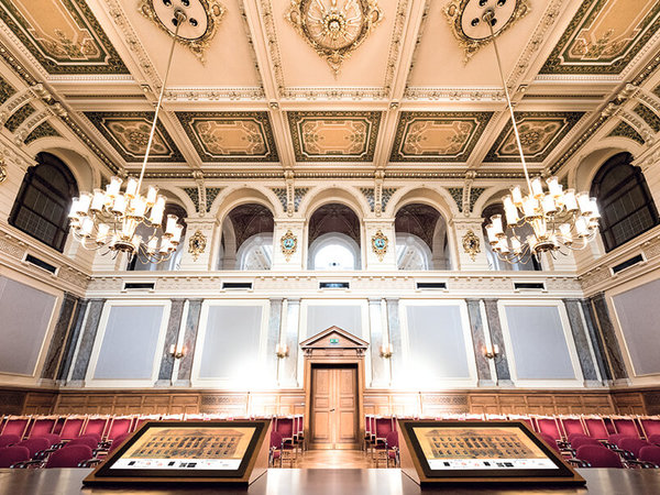 Line arrays in the magnificent Landscape Hall of the Altenburger Land District Council Office. In addition to meetings of the district council, concerts, conferences and other events also take place here.