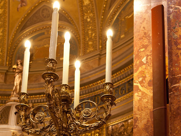 St.-Stephans-Basilika in Budapest mit Lautsprechern mit Beam Steering Technologie in Wunschfarbe