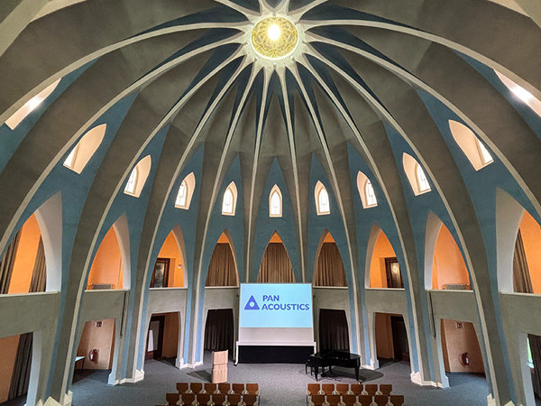 Beam steering and optimum speech intelligibility in the dome hall despite challenging acoustics