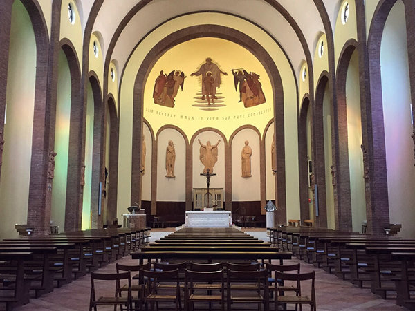 View through the nave of San Lazzaro Church in Italy with two Pan Beam line array speakers in columns design with Beam Steering.