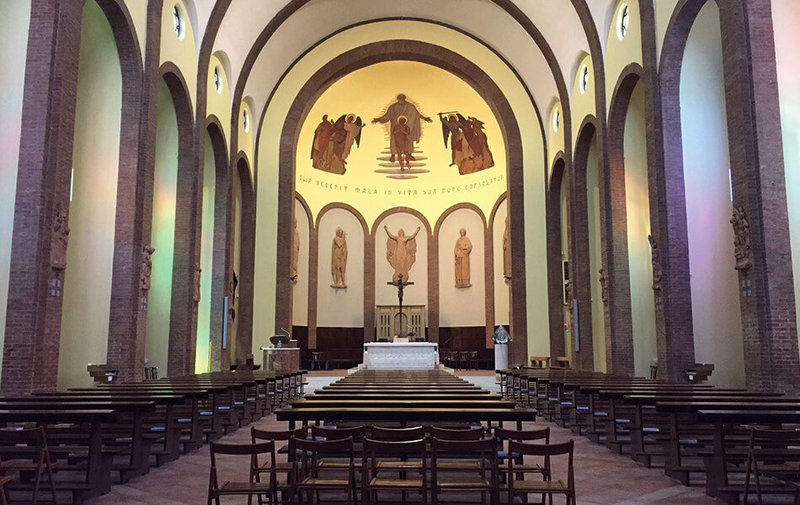 Blick durch das Kirchenschiff der San Lazzaro Kirche in Italien mit zwei Pan Beam-Linienstrahlern mit Beam Steering.