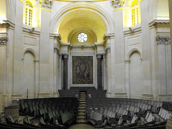 Installation in der Academie francaise mit Lautsprechern aus der Pan Beam Serie mit Beam Steering Technologie