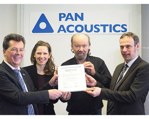 Representatives of the NBank and the Braunschweig Chamber of Industry and Commerce present Pan Acoutics' Managing Director Udo Borgmann with the certificate for successfully passing the innovation audit. 