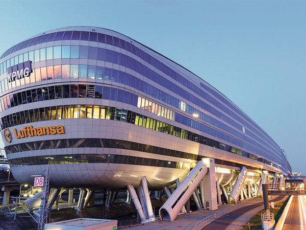 Deutschlands größtes Bürogebäude, das mit seinen vielen Fesntern aussieht wie ein liegendes Hochhaus oder ein großes Schiff