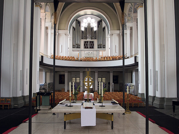 Im Innenraum der St.-Thomas-Kirche in Berlin Kreuzberg wurden mit Hilfe der Pan 2-Line Technologie neue, aktive Linienstrahler mit Beam Steering Technologie auf die Verkabelung der alten Lautsprecher aufgesetzt, um so eine bestmögliche Sprachverständlichkeit zu erreichen und die Bausubstanz im Sinne des Denkmalschutzes zu erhalten und nicht zu beschädigen.