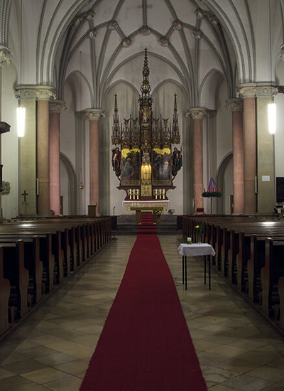 Kirche Corpus Christi in Berlin mit Blick von hinten durch das Kirchenschiff in Richtung Altar.