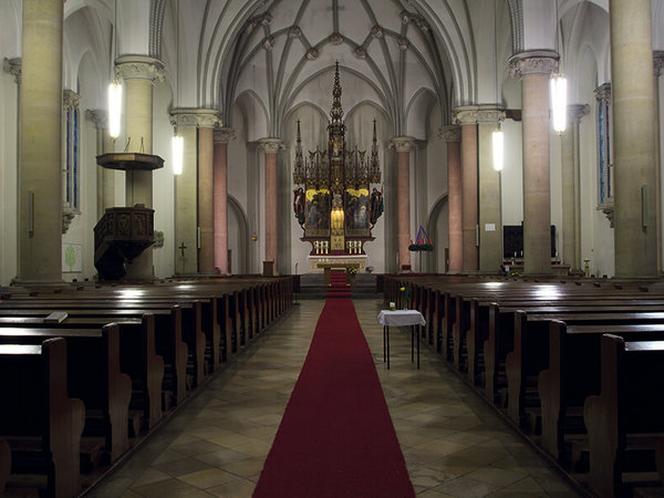 Kirche Corpus Christi in Berlin mit Blick von hinten durch das Kirchenschiff in Richtung Altar.