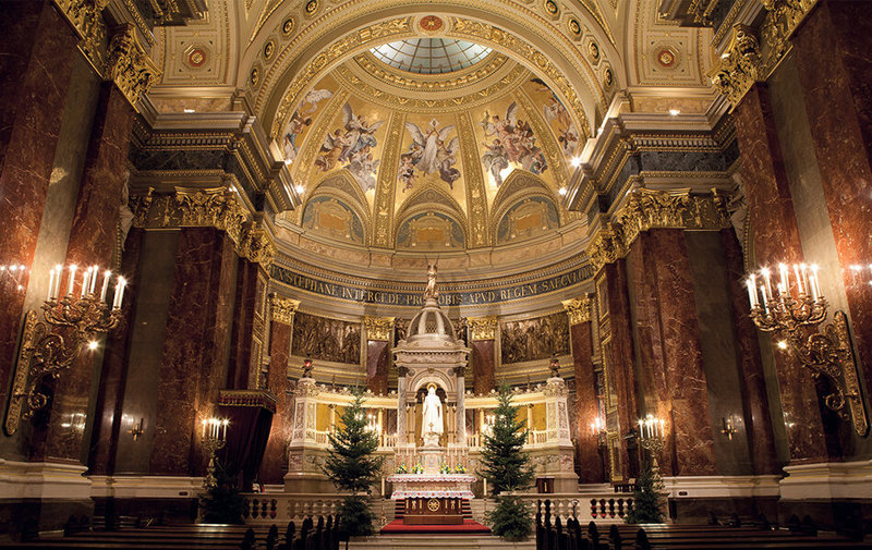 Im prunkvollen Innenraum der größten Kirche Budapests, der St.-Stephans-Basilika, sind Linienstrahler in dem gleichen roten Farbton wie die Wandfarbe installiert.