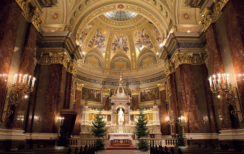 Im prunkvollen Innenraum der größten Kirche Budapests, der St.-Stephans-Basilika, sind Linienstrahler in dem gleichen roten Farbton wie die Wandfarbe installiert.