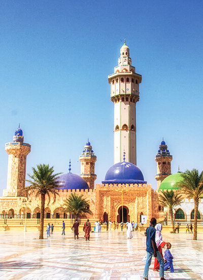 Vom Vorplatz der Großen Moschee von Touba im Senegal ist das größte Gebäude in der Stadt gut zu sehen. In der Moschee mit den 5 hohen Minaretten und blauen und grünfarbenenen Kuppeln sind aktive, digital steuerbare Linienstrahler aus der Pan Beam Serie installiert.