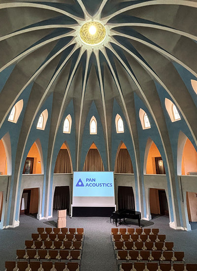 Beam steering and optimum speech intelligibility in the dome hall despite challenging acoustics