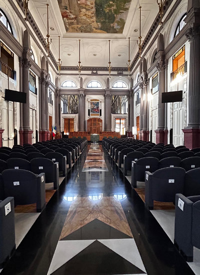 Aula Magna Universität Neapel mit Beschallung aus der Pan Beam Serie