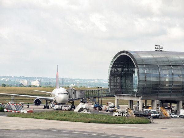 Am Boden stehendes Flugzeug am Flughafen Paris-Charles-de-Gaulle bei Tag.