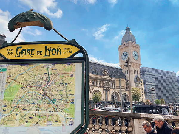 The forecourt of the Gare de Lyon station is always bustling, as this railway terminus is one of the most important stations in Europe and one of the biggest attractions in Paris. 